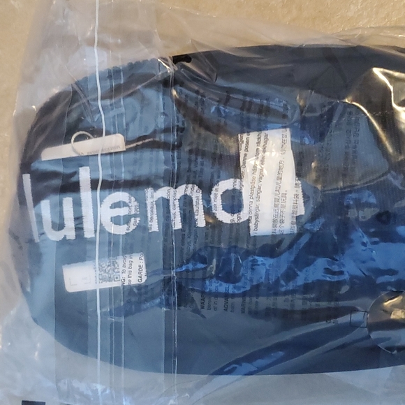 🆕️ LULULEMON EVERYWHERE BELT BAG BLACK WORDMARK 🖤🤍 - Picture 7 of 8